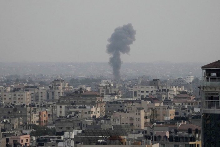 Fumo na Cidade de Gaza após um bombardeamento israelita, a 5 de Agosto de 2022