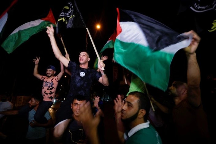 Palestinianos festejam nas ruas de Gaza após o anúncio de cessar-fogo