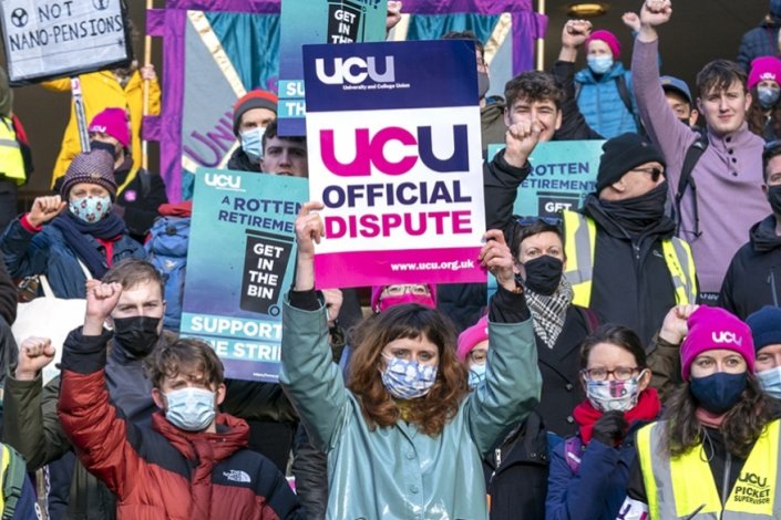 Membros do University and College Union (UCU) numa acção de luta em Glasgow, Escócia, por melhores salários, pensões e condições de trabalho, em Fevereiro de 2022