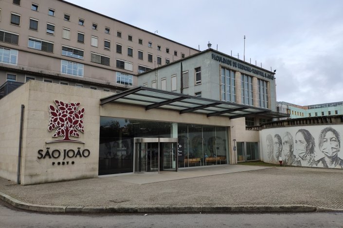 Entrada do Hospital de São João, no Porto