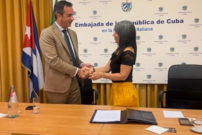 O presidente da região da Calábria com a embaixadora cubana em Itália, Mirta Granda Averhoff, durante a cerimónia de assinatura do acordo na sede da missão diplomática cubana
