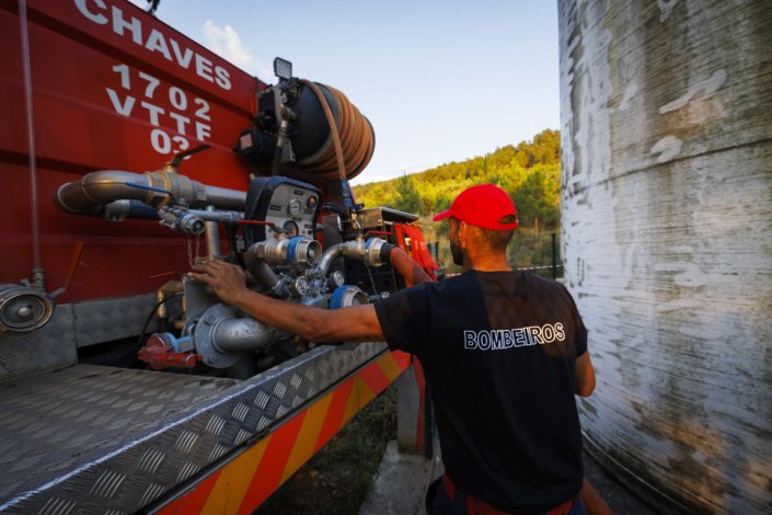 Um elemento dos Bombeiros Voluntários Flavienses abastece com água o reservatório da aldeia de Nantes, Chaves, a 7 de Julho de 2022. O concelho está atingido pela seca e consequente escassez de água, com corte nocturno de água em algumas aldeias