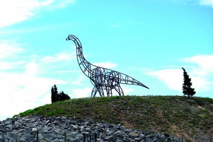 O Monumento Natural das Pegadas de Dinossáuro de Ourém–Torres Novas contém cerca 400 pegadas de grandes saurópodes, muitas delas bem conservadas e organizadas em 20 trilhos. 