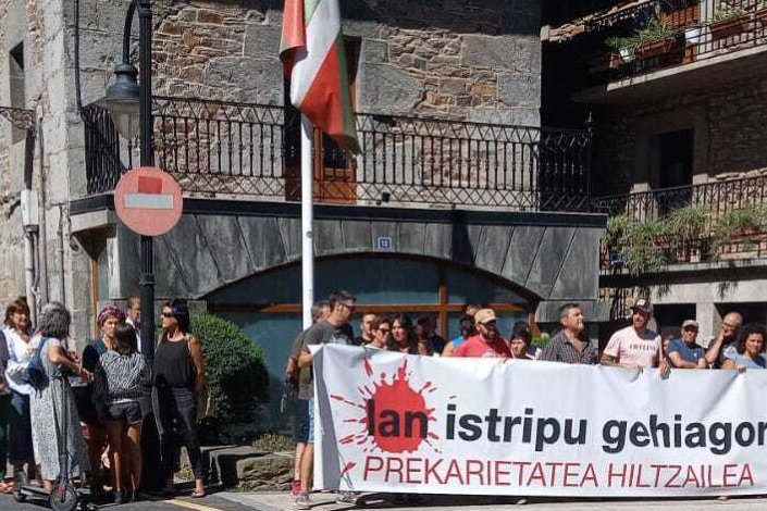 Concentração em Zeanuri (Biscaia), dia 19 de Agosto de 2022, após a morte de um trabalhador do sector florestal, ocorrida dois dias antes