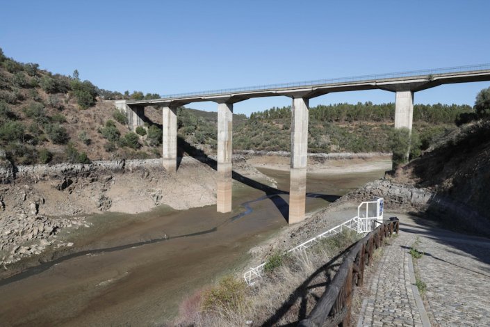 Na ponte sobre o rio Pônsul, seco, são visíveis as marcas do nível habitual da água, que desceu cerca de 15 metros devido à pouca água no rio Tejo, que atingiu os níveis mais baixos registados nas últimas décadas, Castelo Branco, 22 de Outubro de 2019.