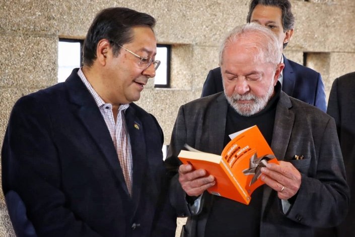 Luis Arce com com o candidato à Presidência do Brasil Lula da Silva, esta segunda-feira