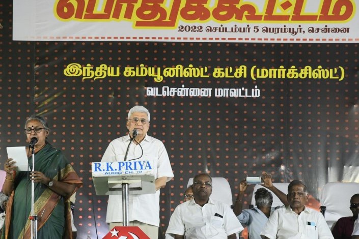 Prakash Karat, do Comité Central do PCI (M), fala no bairro de Vyasarpadi, em Chennai, a capital do estado Tamil Nadu, numa iniciativa da Campanha Popular contra as políticas dos oito anos de governo de Modi 
