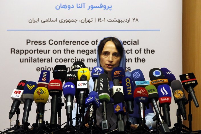 Numa conferência de imprensa em Maio, Alena Douhan, relatora especial da ONU, alertava para o impacto das sanções na saúde dos iranianos 