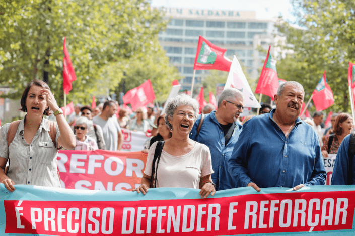 Para assinalar o 43.º aniversário do Serviço Nacional de Saúde, a União dos Sindicatos de Lisboa promoveu uma manifestação, com centenas de participantes, inserida na campanha nacional da CGTP-IN: «Defender e Reforçar o SNS Público, Gratuito e Universal». 15 de Setembro de 2022, Lisboa, Portugal <br /> 