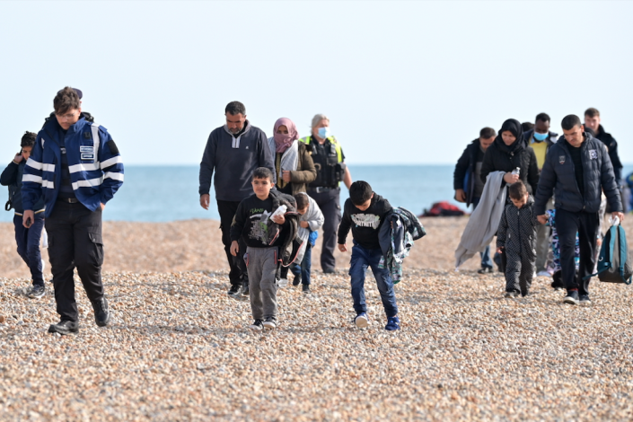 Migrantes resgatados no Canal da Mancha chegam a uma praia em Dungeness, Reino Unido, 22 de Setembro de 2022. Segundo o Ministério da Defesa britânico, mais de 30 mil pessoas, até ao momento, atravessaram o Canal da Mancha em pequenas embarcações, um número superior ao total de 2021.