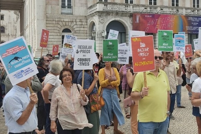 Protesto do movimento «Os mesmos de sempre a pagar», na Praça do Rossio, em Lisboa. A estrutura voltou a sair à rua este sábado, em vários pontos do País, a fim de mobilizar e sensibilizar a população contra o rumo de empobrecimento, fruto do aumento do custo de vida e da desvalorização dos salários, pensões e reformas. Lisboa, 24 de Setembro de 2022