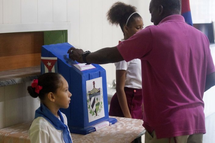 Um cidadão cubano vota numa escola de Havana, a 25 de Setembro de 2022. Até às 14 horas locais, mais de 5 milhões de leitores, 55% do universo elegível, já tinham votado no referendo sobre o novo Código de Família, cujo texto elimina qualquer vestígio de discriminação no âmbito familiar, reforçando significativamente os direitos das mulheres, da comunidade LGBTIQ+, dos idosos e das crianças