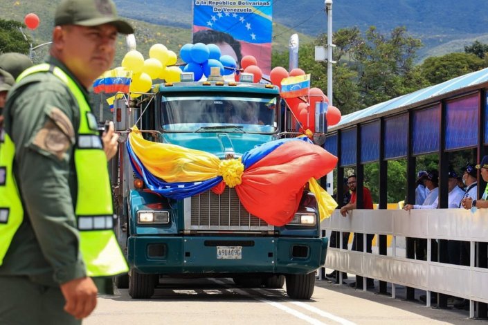Um camião venezuelano atravessa a Ponte Internacional Simón Bolívar, entre Táchira e Cúcuta, a 26 de Setembro de 2022, materializando aquilo a que as autoridades venezuelanas e colombianas chamaram «consolidação da fronteira de paz»