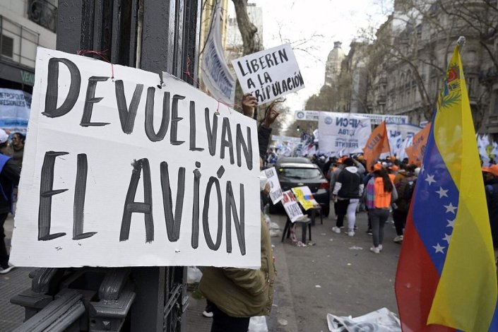 Protesto na Argentina exigindo&nbsp;o fim da retenção&nbsp;do avião da Emtrasur e a libertação dos seus tripulantes&nbsp;