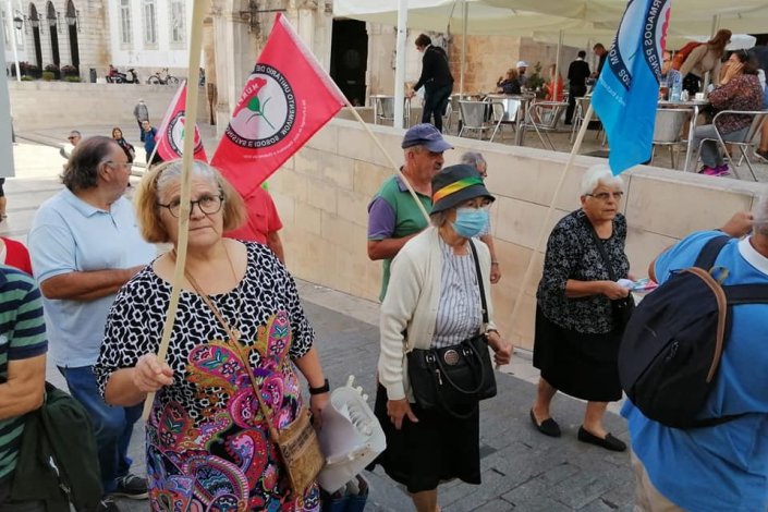O MURPI – Confederação Nacional de Reformados, Pensionistas e Idosos dinamizou uma acção de protesto descentralizada, em 12 distritos do País, em defesa da reposição do poder de compra das pensões, do direito a envelhecer com qualidade de vida e contra o aumento do custo de vida. Coimbra, 7 de Outubro de 2022
