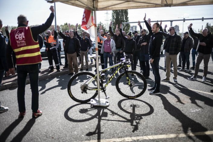 Trabalhadores em greve na refinaria da Exxon em Gonfreville-l'Orcher (Normandie), a 7 de Outubro de 2022