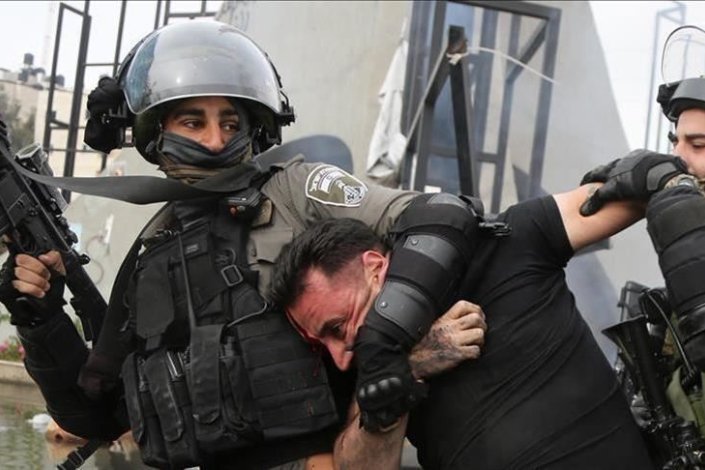 Forças israelitas levam homem palestiniano detido (imagem de arquivo)