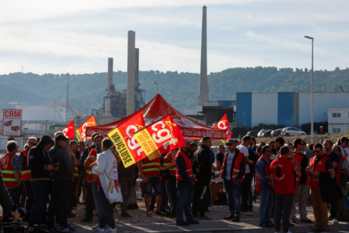 Protesto de trabalhadores da CGT, no exterior da refinaria da TotalEnergies em La Mede, França