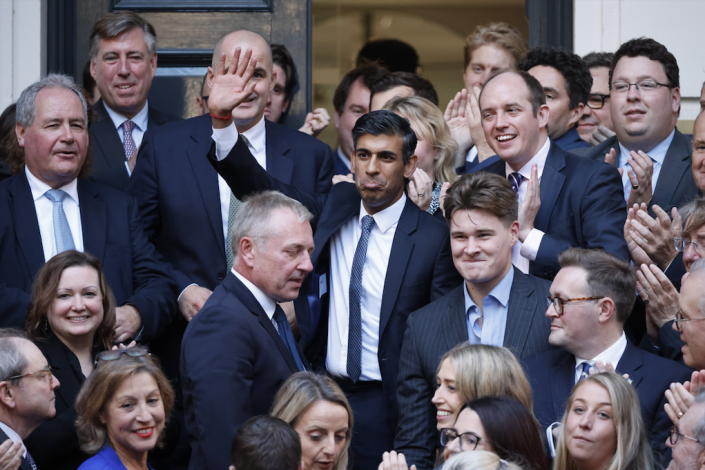 Sem oposição, Rishi Sunak (com uma fortuna de 835 milhões de euros) tornou-se o novo líder dos conservadores ingleses, assumindo, nos próximos dias, o cargo de Primeiro-Ministro do Reino Unido. É o terceiro líder conservador a chegar ao poder desde as eleições de 2019, o segundo a ser escolhido sem ir a votos. Londres, Inglaterra, 24 de Outubro de 2022 