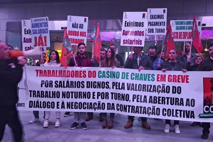Trabalhadores em greve participam numa concentração à entrada do Hotel Casino de Chaves, a 30 de Outubro de 2022
