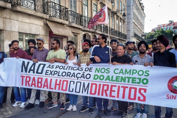 Trabalhadores imigrantes organizados no Sindicato dos Trabalhadores da Agricultura e das Indústrias de Alimentação, Bebidas e Tabacos de Portugal (SINTAB/CGTP-IN) participam na manifestação em Lisboa, convocada pela CGTP-IN. 15 de Outubro de 2022