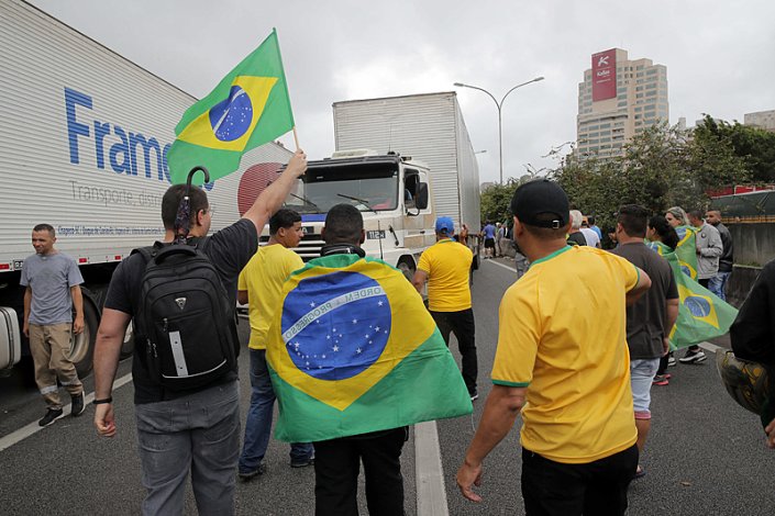 Apoiantes de Jair Bolsonaro participando num bloqueio de estrada
