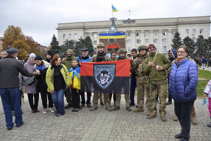 Les soldats des forces armées ukrainiennes arborent un drapeau de l’armée insurrectionnelle ukrainienne, dirigée par le collaborateur nazi Stepan Bandera, après la reprise de Kherson. Le drapeau comprend un symbole nazi, le Totenkopf, utilisé par les SS, et le mot Furtwängler, en référence au seul chef d’orchestre qui est resté actif dans l’Allemagne nazie pendant la Seconde Guerre mondiale. Bien qu’il n’ait jamais rejoint le parti nazi, Wilhelm Furtwängler a été utilisé, jusqu’à la fin, comme un instrument de propagande allemande, démontrant que la culture n’avait pas abandonné le nazisme.