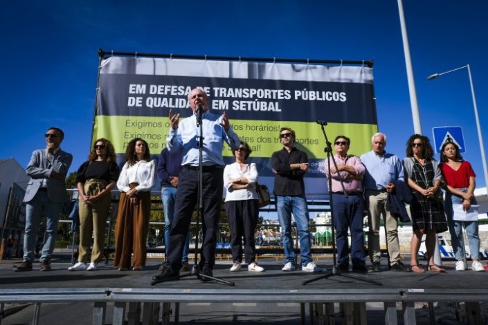 O presidente da Câmara Municipal de Setúbal, André Martins, e o executivo da CDU da autarquia participa na manifestação <em>Em defesa de Transportes Públicos de Qualidade. </em><em>S</em>etúbal, 1 de Outubro de 2022 