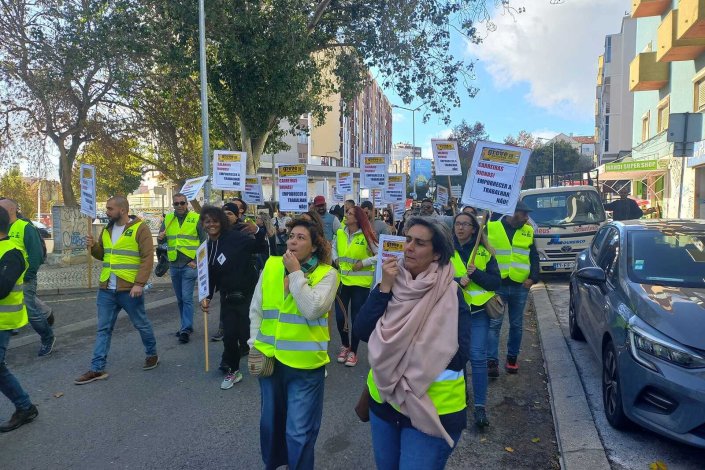 Em dia de greve na Função Pública, os trabalhadores da Empresa Municipal de Regulação de Estacionamento e Mobilidade de Almada (WEMOB), desfilaram nas ruas de Almada, concentrando-se posteriormente nos Paços do Concelho.
