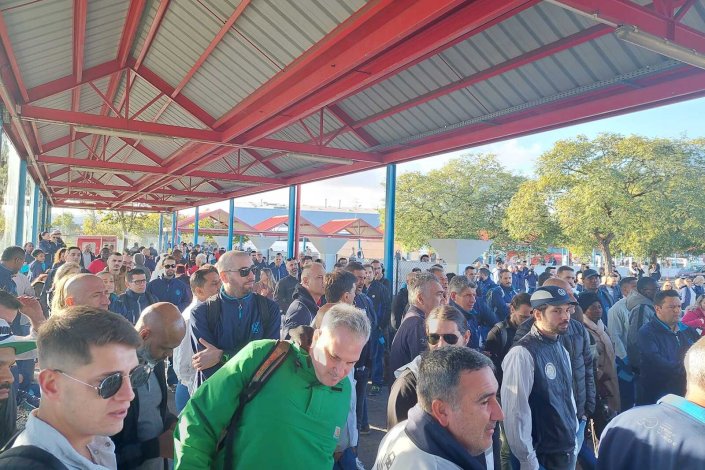 Os trabalhadores da Autoeuropa estiveram hoje no seu segundo dia de greve. Apesar de todas as tentativas de desmobilização e falsas promessas, a luta dos trabalhadores avançou e a reivindicação pelo aumento extraordinário dos salários e melhores condições de trabalho fez-se sentir, numa grande demonstração de força e unidade.