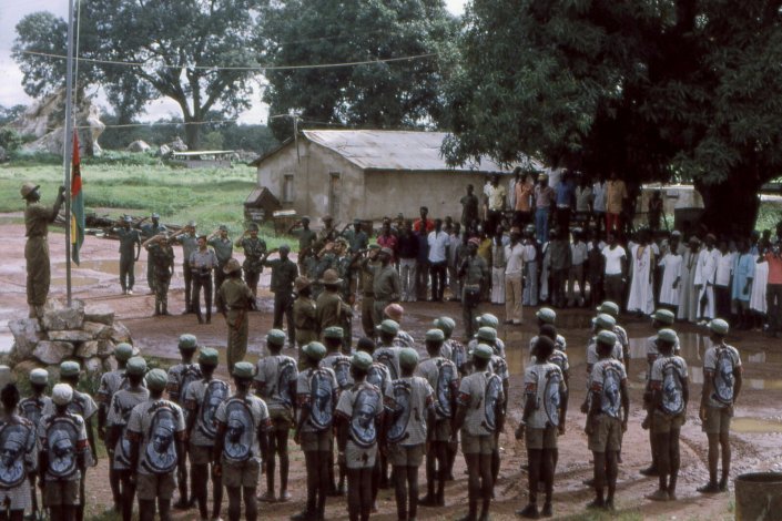 Bandeira da Guiné-Bissau é hasteada após a independência, em 1974