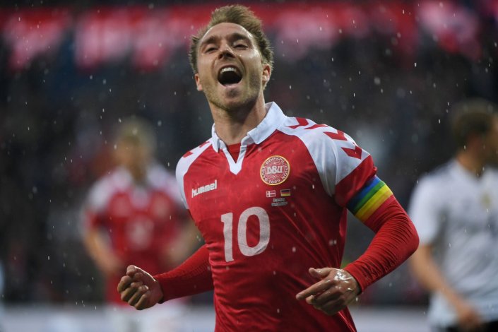 Christian Eriksen usou uma braçadeira arco-irís em 2017, durante a qualificação para o Mundial de 2018, em apoio às pessoas LGBTI+
