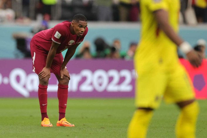 Pedro Miguel, jogador do Catar, reage à derrota frente ao Equador no primeiro jogo do Mundial de Futebol 2022