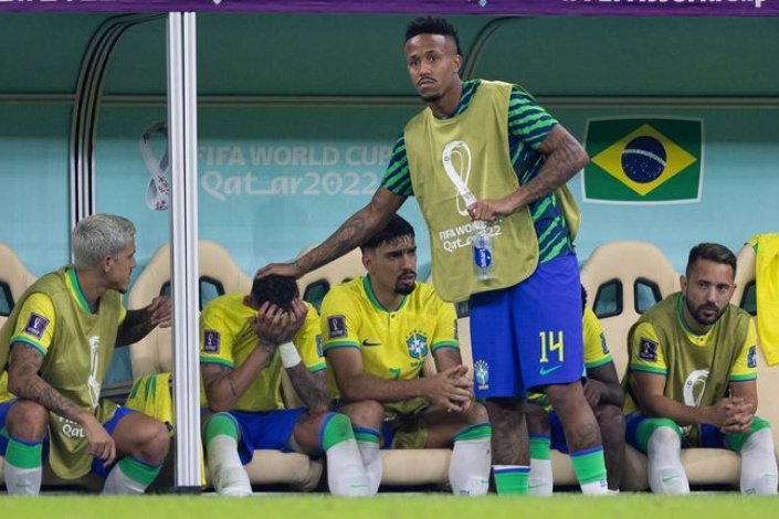 Neymar é reconfortado por colegas da seleção brasileira após ter saído lesionado do primeiro jogo dos canarinhos contra a Sérvia, no Mundial de 2022. Lusail, Catar, 24 de Novembro de 2022