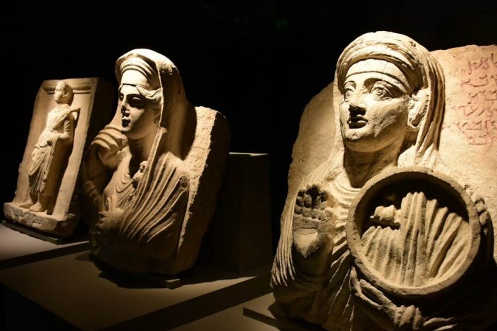 Exposição, no Museu Nacional de Damasco, em homenagem aos 27 arqueólogos e trabalhadores do Departamento Geral de Antiguidades e Museus da Síria que deram a vida pela defesa do património 