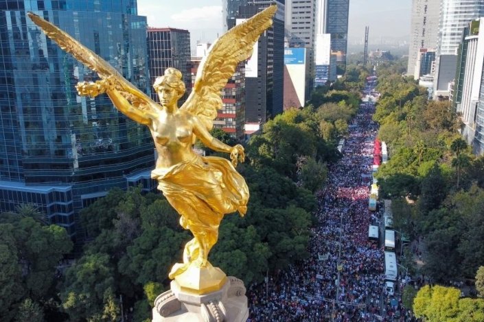 Uma multidão junto à Glorieta do Anjo da Independência segue em direcção ao Zócalo, a 27 de Novembro de 2022