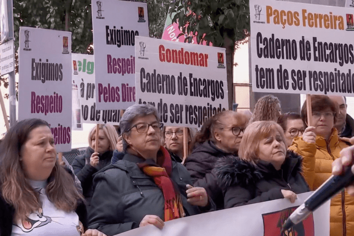 Centenas de cantinas de escolas, hospitais, fábricas e serviços encerraram hoje, dia de greve dos trabalhadores das cantinas, refeitórios e bares concessionados, face a uma adesão de cerca de 70%. Ao longo do dia verificaram-se várias tentativas, ilegais, de limitar o direito à greve, incluíndo a substituição de trabalhadores.
