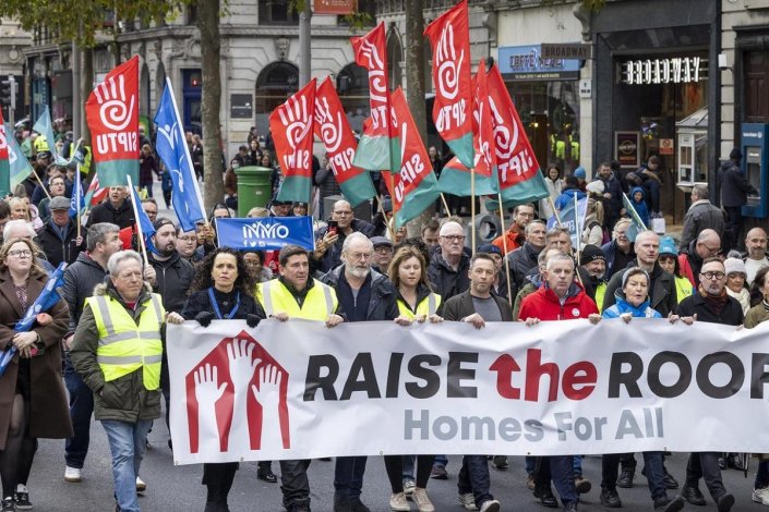 Cabeça da manifestação em Dublin, que, segundo a campanha Raise the Roof, juntou 20 mil pessoas pelo direito à habitação