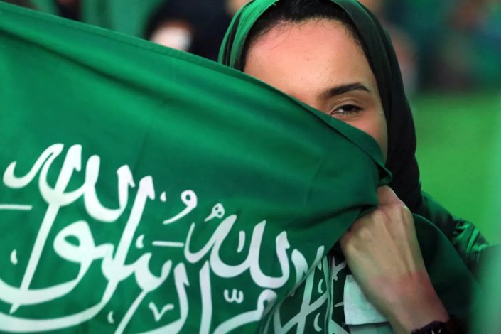 Uma fã da Arábia Saudita observa o jogo do seu país contra a Polónia. Num país onde o peso da cultura e da tradição ainda impõe o controlo dos homens sobre as mulheres, a autorização de viajar para o estrangeiro sem necessidade de consentimento prévio masculino é uma fresta de esperança para um futuro com mais direitos. Qatar, 26 de Novembro de 2022