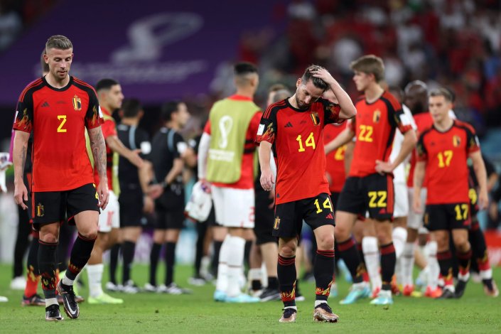 Desânimo dos jogadores belgas após a derrota por 2-0 contra Marrocos, com ambos os golos sofridos já em tempo de descontos. Qatar, 27 de Novembro de 2022. Os Diabos Vermelhos jogam uma partida decisiva contra a Croácia