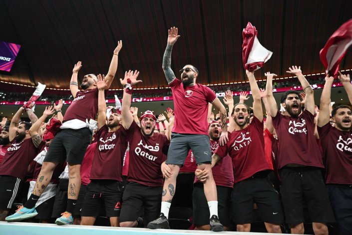 O Qatar não se limitou a construir estádios para o Mundial de Futebol 2022. Sem tradição de claques no país, um grupo de ultras do Médio Orientes, predominantemente libaneses, foi contratado para formar a claques da selecção nacional Qatari