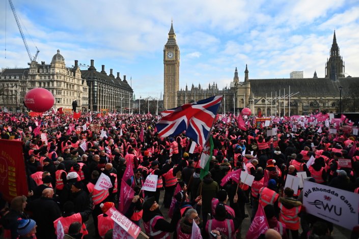 Milhares de trabalhadores dos correios, representando mais de 100 mil grevistas nos Royal Mail, concentraram-se em frente ao Parlamento britânico para reforçar a sua exigência de melhores salários. Londres, 9 de Dezembro de 2022