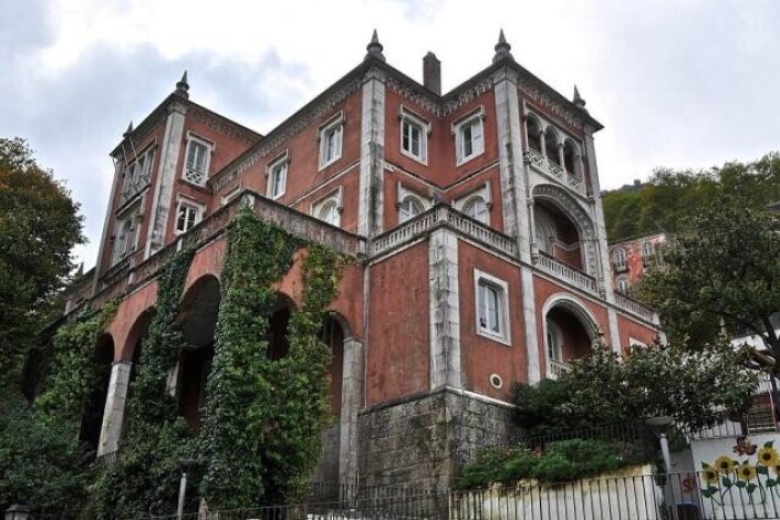 A Assembleia Municipal de Sintra tem lugar no Palácio de Valenças, na Vila de Sintra 