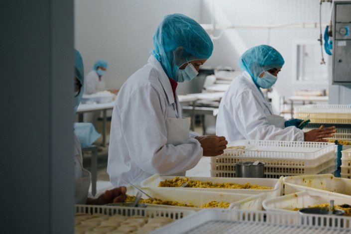 Trabalhadora da empresa Sulpastéis, do sector alimentar, em Sarzedo, Arganil