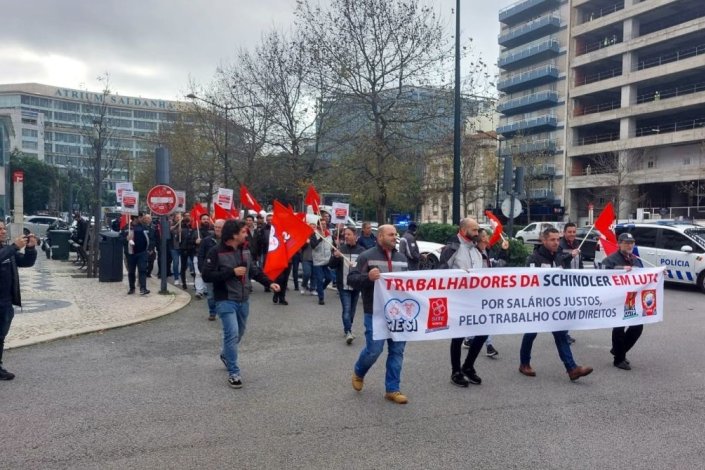 Trabalhadores da Schindler Elevadores em greve manifestam-se entre o Saldanha e o Campo Pequeno, em Lisboa, a 22 de Dezembro de 2022