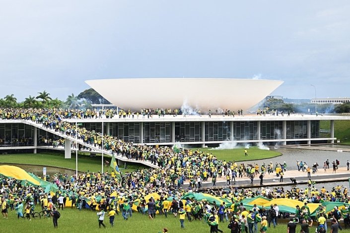 Apoiantes do ex-presidente Jair Bolsonaro participam em acções antidemocráticas e invadem o Congresso no dia 8 de Janeiro de 2023