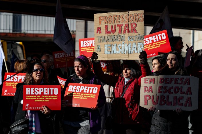 Centenas de professores concentraram-se, no dia 3 de Janeiro de 2023, em frente ao Ministério da Educação, Lisboa, enquanto uma delegação da Fenprof entregava um abaixo-assinado com mais de 43 mil assinaturas de docentes e educadores ao ministro João Costa, contra as propostas de alteração ao regimo de concursos apresentada pelo Governo PS.