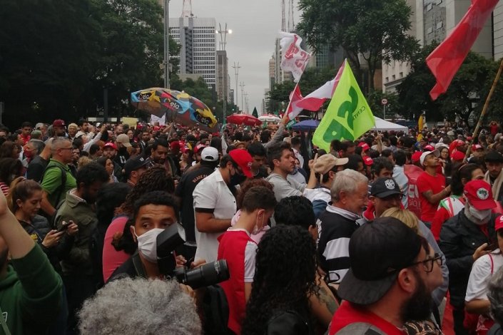 Milhares de pessoas, em São Paulo, repudiaram as acções golpistas de domingo em Brasília 