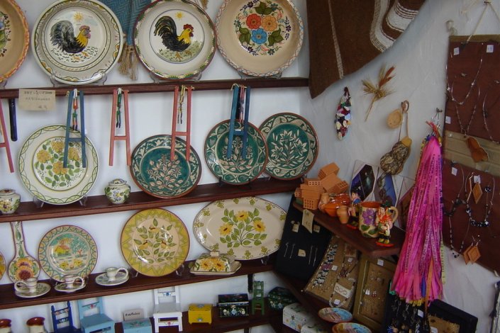 Cerâmica e outras peças de artesanato alentejano, em Montemor-o-Novo