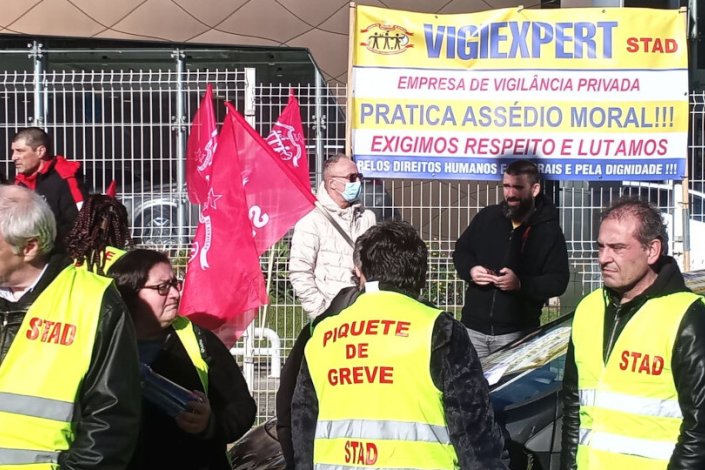 A Vigiexpert criou um posto de trabalho redundante (guardar 3 lugares de estacionamento) para um trabalhador que se recusou a aceitar as exigências ilegais da empresa. 